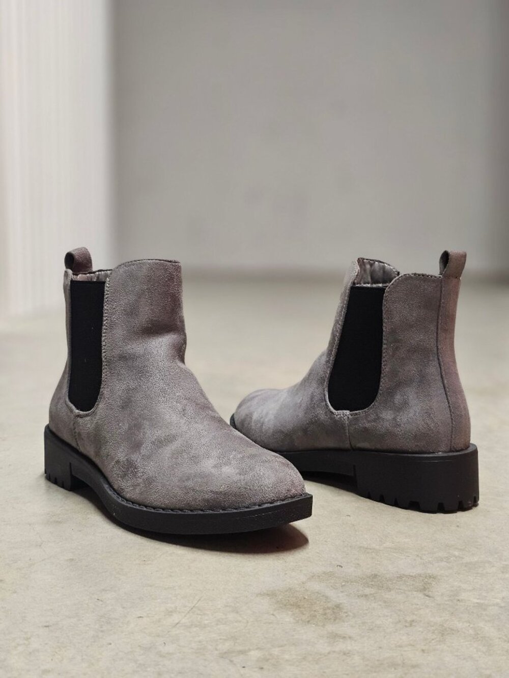 Gray Suede Chelsea Boots With Elastic Side Panels & Lug Sole Womens Size 6 - Picture 6 of 13